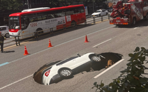 'Hố tử thần' nuốt chửng ô tô ngay thủ đô Seoul, 2 người bị thương