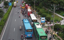 Xe dàn hàng ngang trên quốc lộ 1 đón khách, lực lượng chức năng nói 'xử lý không xuể'