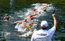 Vận động viên bơi Olympic chống vi khuẩn ở sông Seine bằng nước ngọt có gas