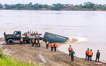 Vụ sập cầu Phong Châu: Hạ thủy một số phao để đánh giá trước khi lắp cầu phao