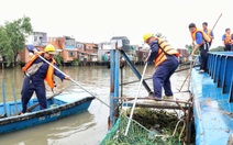 100 đoàn viên thu gom rác trên kênh Đôi, tặng áo phao cho bến đò