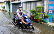 Hẻm ở quận Bình Tân ngập nước nửa tháng chưa rút, phường huy động máy bơm xử lý