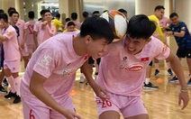 Mưa lớn nên tuyển Việt Nam 'quay xe' tập trong nhà