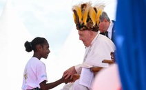 Giáo hoàng Francis đội mũ thổ dân khi thăm Papua New Guinea