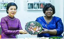 Phu nhân Ngô Phương Ly tặng phu nhân Tổng thống Mozambique tranh sơn mài hoa sen