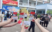 Trường đại học tặng quà, vé xe Tết, 'lì xì' cho sinh viên