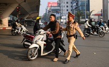 Ngày đầu tăng mức phạt giao thông, tài xế vượt đèn đỏ nói 'không dám tái phạm'