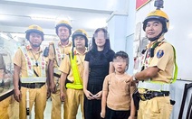 Lúc 23h đêm, cảnh sát giao thông tìm được người thân bé gái đi lạc ở phố đi bộ Nguyễn Huệ