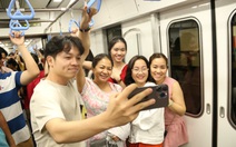 Hàng ngàn người dân trải nghiệm những chuyến tàu metro số 1 sau đêm countdown