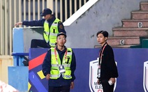 Buổi tập của đội tuyển Việt Nam có sự cố 'người lạ'