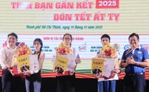 Một trường đại học ở TP.HCM tặng hơn 2,6 tỉ đồng quà, vé xe Tết, học bổng cho sinh viên