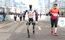 Trung Quốc tổ chức giải chạy bán marathon giữa người và robot