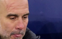 HLV Guardiola lại 'cào đầu' khi Man City vất vả đi tiếp ở Champions League