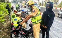 Nghênh ngang tụ tập xe độ ầm ĩ ở quảng trường, nhóm thiếu niên bị bắt ngay