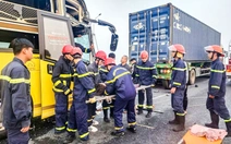 Cứu 16 người trên cao tốc vụ xe khách và container tông nhau