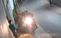 Hai tên cẩu tặc đến 'xin con chó' trước mặt bé trai