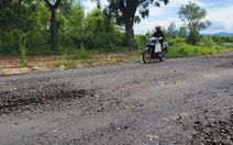 Đường vừa sửa xong đã sụt lún, ổ gà, dân bức xúc gửi đơn tố cáo