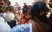 Bé gái 2 tuổi được chọn làm ‘nữ thần sống’ mới ở Nepal
