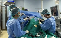 Ca mổ đặc biệt: Bác sĩ mổ lấy thận ra ngoài 'sửa chữa', rồi ghép lại cho người bệnh