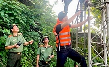 Lực lượng công an nối lại 'mạch máu' thông tin giữa tâm lũ