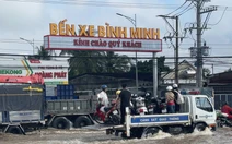 Cảnh sát giao thông dùng xe chuyên dụng đưa dân qua điểm ngập sâu trên quốc lộ 1 ở Vĩnh Long
