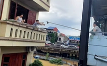 Tình làng nghĩa xóm trong ngày mưa lũ