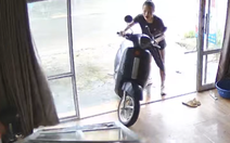 Pha dắt xe máy vào nhà của vợ khiến chồng 'khóc thét'