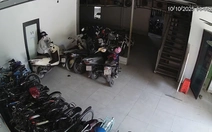 Cô gái vật vã 5 phút mới lấy xe máy ra ngoài
