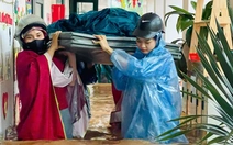 Bắc Ninh nước rút, các cô vớt vát ít học cụ chìm trong bùn