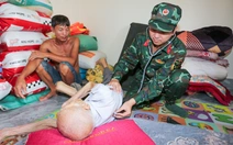 Quân y khám chữa bệnh, cấp thuốc miễn phí giúp bà con ở rốn lũ Bắc Ninh