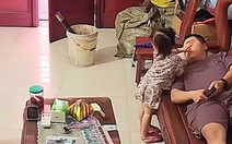 Con gái rượu có pha xử lý cực dễ thương khi làm vỡ bát