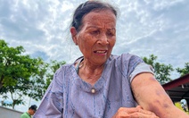 Cụ bà 72 tuổi kể lại cảnh 'sắp chết đuối' vì lũ tràn về lút tới cằm, phải bám cột nhà chờ cứu hộ