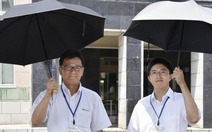 Mùa hè nóng kỷ lục, nhiều nam giới Nhật Bản 'vượt ngại' lần đầu dùng dù che nắng