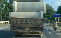 Phạt tài xế xe tải 20 triệu vì chở cống bê tông 'chênh vênh' trên đường