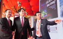 Chủ tịch nước Lương Cường và đại biểu thăm gian triển lãm của báo Tuổi Trẻ tại Đại hội Đảng