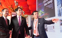 Chủ tịch nước Lương Cường và đại biểu thăm gian triển lãm của báo Tuổi Trẻ tại Đại hội Đảng