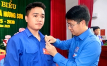 Trao huy hiệu Tuổi trẻ dũng cảm cho thanh niên cứu cháu bé 7 tuổi bị lũ cuốn