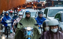 Nhiều tuyến phố Hà Nội kẹt cứng trong mưa