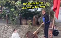 Cô gái bức xúc khi vừa thả cá phóng sinh xuống hồ thì bị cụ bà vớt
