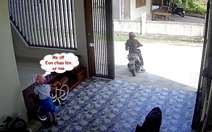 Con gái ngơ ngác vì bị mẹ bỏ quên ở nhà khi chở đi học