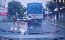Nam sinh phóng xe điện vượt ẩu suýt gây họa cho tài xế xe tải