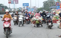 Xe máy nối đuôi chạy ngược chiều ở TP.HCM, nhiều đường thành 'làn' riêng của người vi phạm