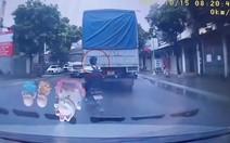 Nam sinh phóng xe điện vượt ẩu suýt gây họa cho tài xế xe tải