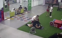 Cô gái nằm ngủ được vài giấc khi đi tập gym