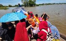 Lũ ngập đường, học sinh vùng biên An Giang được đưa đến trường bằng vỏ lãi