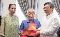 Lãnh đạo TP.HCM thăm nhà các văn nghệ sĩ và nghệ sĩ ở Trung tâm dưỡng lão Thị Nghè