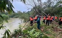 Bộ đội, công an dầm mưa gia cố bờ sông sạt lở sát nhà dân ở Huế