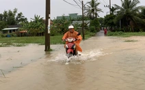 Mưa lớn, vùng núi Đà Nẵng ngập lụt, đất đá tràn xuống đường