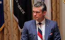 Bộ trưởng Chiến tranh Mỹ bị nghi đeo cà vạt màu cờ Nga, Phó tổng thống Vance bảo đó là cờ Mỹ