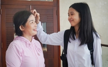 Nuôi con đến ngày vào Đại học Nông Lâm TP.HCM, mẹ... nhổ tóc khắp xóm kiếm 50 ngàn 1 'bộ đầu'